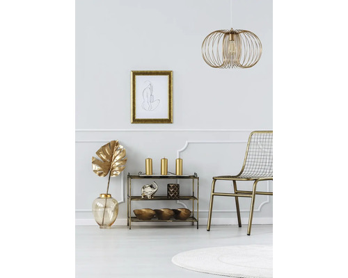 Scène d''intérieur décorative avec étagère, chaise, lampe et tableau mural