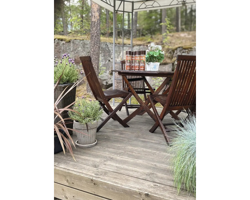 Terrasse en bois avec table, chaises et lasure de protection du bois