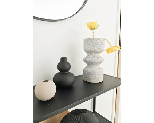Vases décoratifs de différentes formes et matériaux sur une étagère.