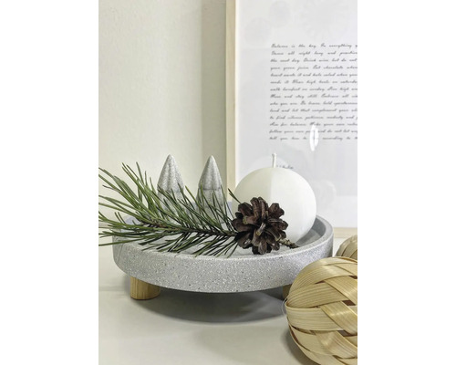 Plateau décoratif avec arbres décoratifs, branche de sapin, pomme de pin et bougie sphérique