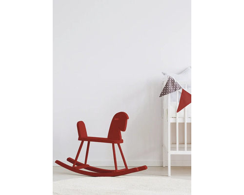 Kinderzimmer mit Schaukelpferd und Kinderbett