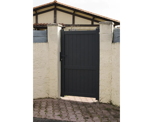Portillon de jardin en bois entre deux piliers en béton