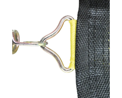 Vue détaillée de la fixation du filet de sécurité du trampoline avec ressort