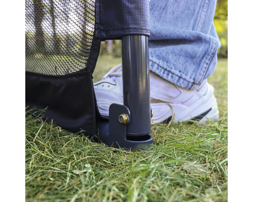 Vue détaillée d''un pied de clôture stable sur une pelouse