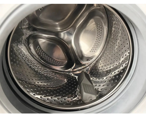 Innenansicht einer Waschmaschinentrommel aus Edelstahl mit Löchern