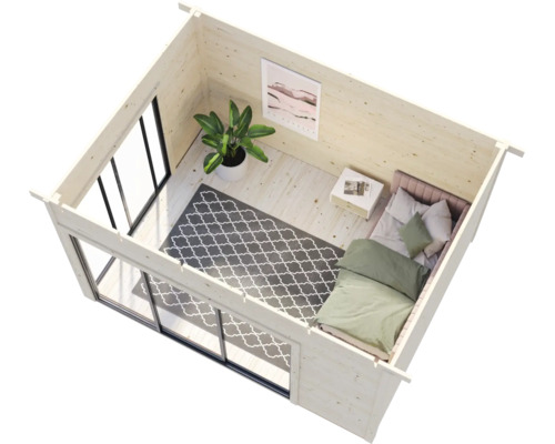 Innenansicht eines Holzgartenhauses mit Bett und Teppich