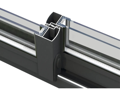 Detailansicht eines Fensterrahmens aus Aluminium mit Glas