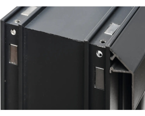 Detailansicht eines schwarzen Aluminiumprofils mit Schrauben und Magneten.