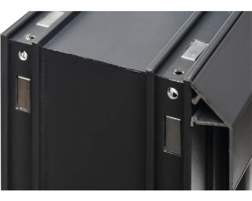 Vue détaillée d''un cadre en aluminium noir avec trous de fixation et aimants