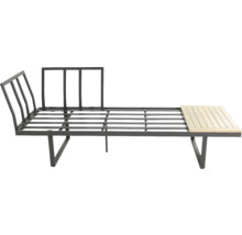 Gartenbank mit Metallgestell und Tischfläche aus Holz