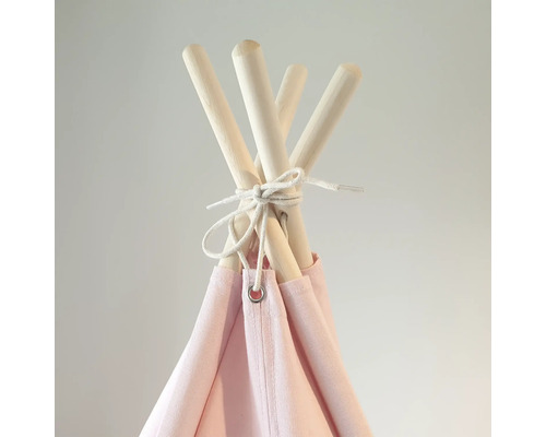 Vue détaillée d''une tente de jeu avec des bâtons en bois et un revêtement en tissu