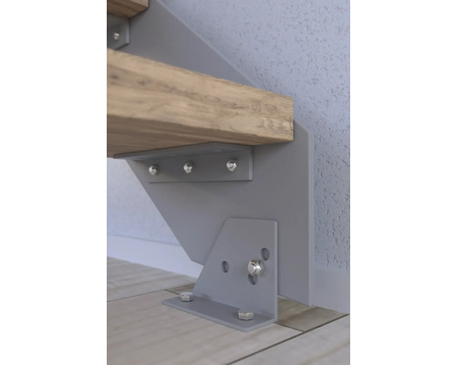 Detailaufnahme einer Treppenbefestigung aus Metall mit Holzstufe