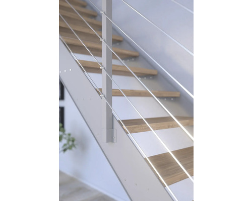 Detailaufnahme einer Treppe mit Metallgeländer und Holzstufen