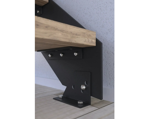 Detailaufnahme einer Treppenbefestigung aus Metall mit Holzstufe