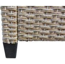 Detailansicht eines Möbelstücks mit Rattanstruktur und Fuß