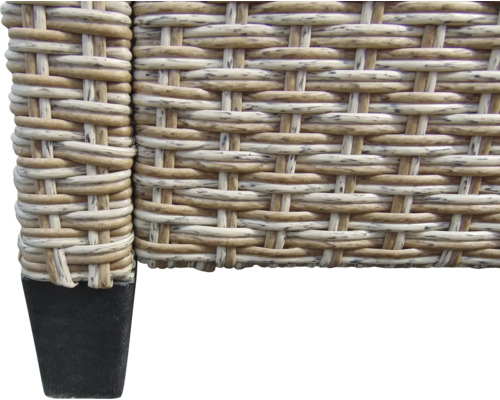 Detailansicht eines Möbelstücks mit Rattanstruktur und Fuß