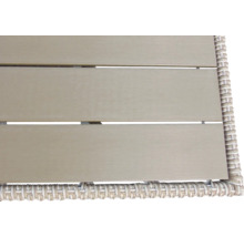 Detailansicht einer Tischplatte mit Flechtstruktur am Rand