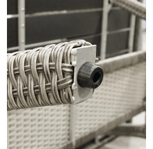 Detailansicht eines Rattanmöbels mit Fusskappe