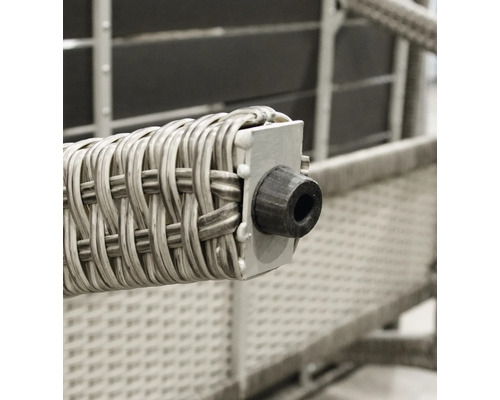 Detailansicht eines Rattanmöbels mit Fusskappe