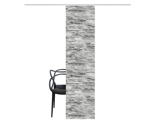 Schiebegardine mit Steinoptik und Stuhl