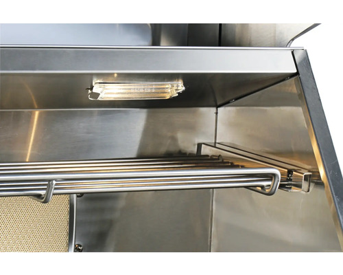 Innenraum eines Grills aus Edelstahl mit Beleuchtung und Warmhalterost