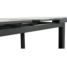 Detailansicht eines Ausziehtisches mit Metallgestell