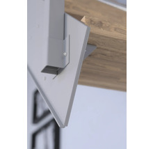 Vue détaillée d''un radiateur étroit monté sur une plaque de bois