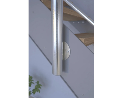 Détail d''un escalier avec poteau de rampe en métal.