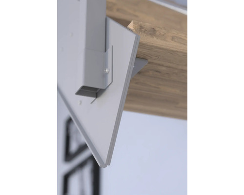 Vue détaillée d''un élément de meuble fixé à une plaque de bois