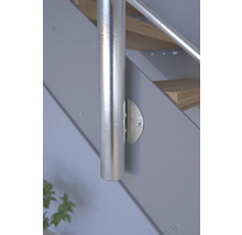 Vue détaillée d''un escalier avec poteau de rampe en métal
