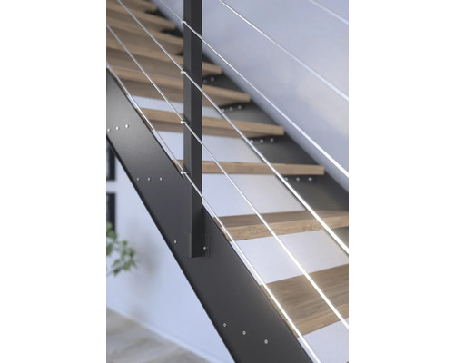 Gros plan d''un escalier avec des marches en bois et une rampe en métal et en câbles d''acier