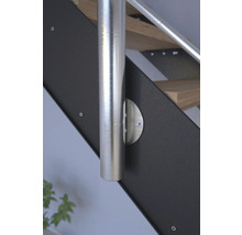 Détail d''un escalier avec rampe en acier inoxydable et marches noires
