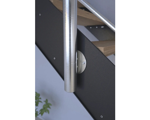 Détail d''un escalier avec rampe en acier inoxydable et marches noires