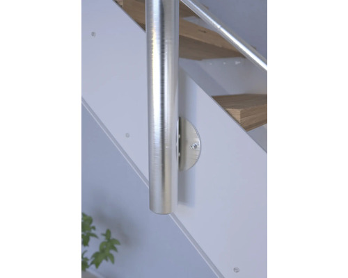 Gros plan d''une rampe d''escalier en métal sur un escalier.