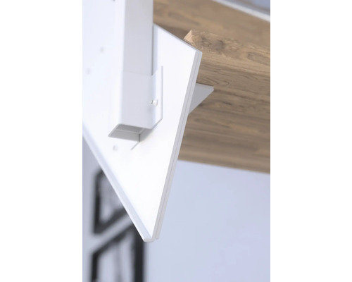 Vue détaillée d''une étagère blanche avec support, montée sur un mur en bois.