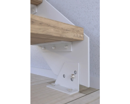 Gros plan sur une fixation d''escalier avec des éléments métalliques