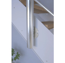 Vue détaillée d''un escalier avec une rampe argentée