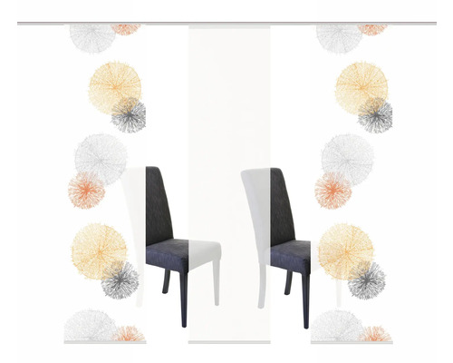 Deux chaises devant un rideau coulissant blanc à motifs