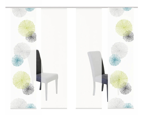 Schiebegardine mit abstraktem Muster vor einem Stuhl
