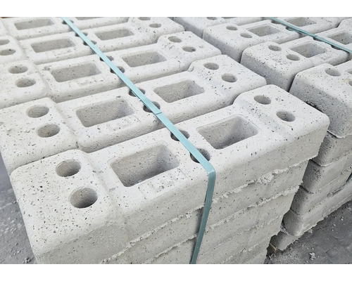 Stapel grauer Rasengittersteine aus Beton