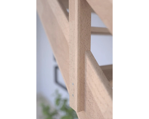 Détail d''un escalier en bois avec poteaux en bois