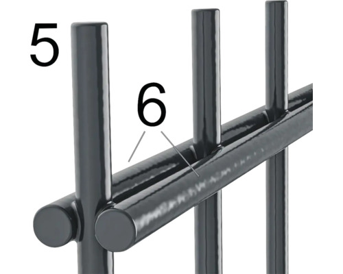Vue détaillée d''une balustrade métallique avec poteaux et traverses