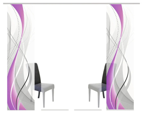 Raumszene mit Schiebegardinen mit abstraktem Muster und Stühlen