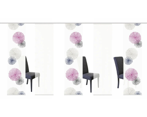 Raumansicht mit Schiebegardinen mit Muster und Stühlen