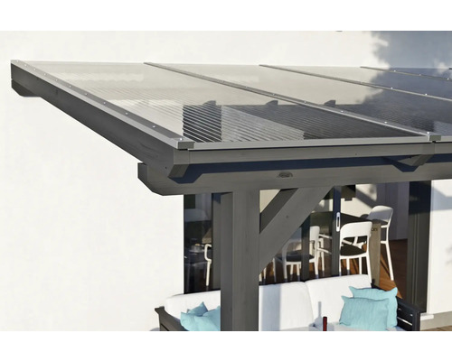 Vue détaillée d''un toit de terrasse avec cadre en bois et plaques de polycarbonate transparentes