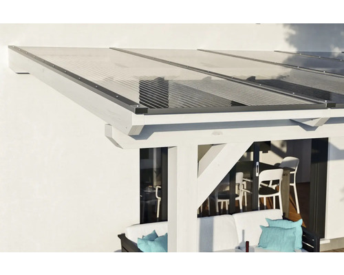 Toiture de terrasse avec plaques transparentes et structure en bois blanc.