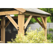 Detailansicht eines Holzpavillons mit Metalldach