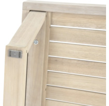 Detailansicht eines Holzgartenmöbels mit Schrauben und Beschlägen