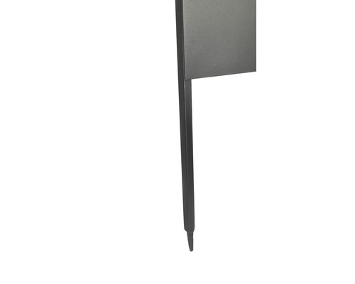 Vue détaillée d''un pied de meuble avec une base étroite et effilée