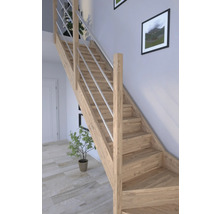 Escalier en bois avec rampe en métal dans une pièce lumineuse
